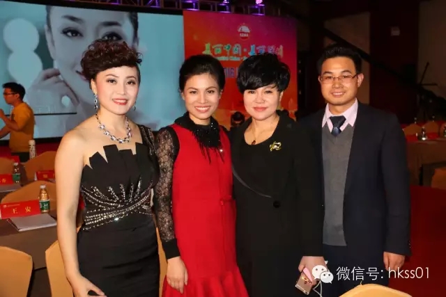 深圳美協(xié)副會長，盛世集團董事長王俊華女士作為貴賓攜華美學(xué)院王星宇校長共同出席了本次晚會